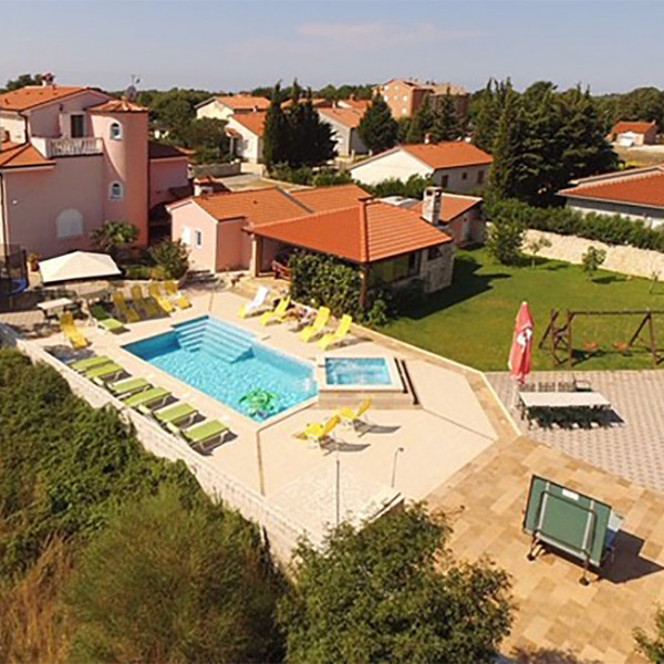 Haus für eine Großfamilie, Holiday Homes for Rent in Pula Pula