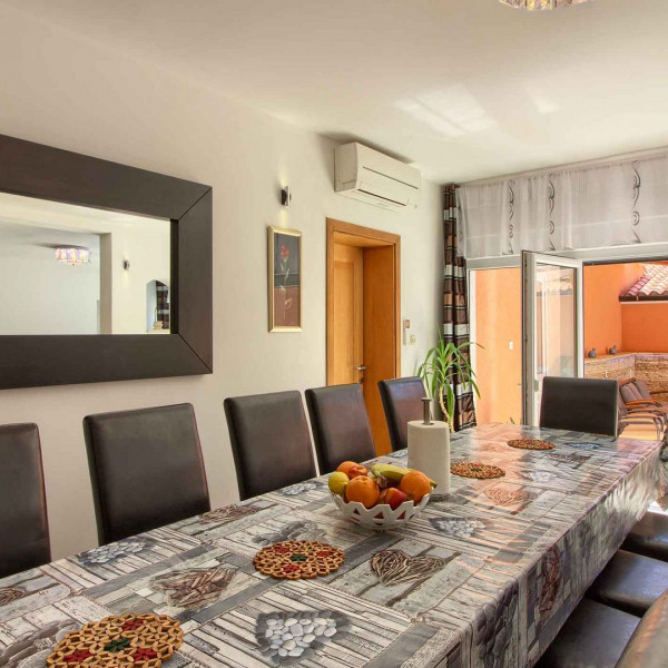 Küche, Villa mit großem Pool, 500 m vom Strand entfern, Ferienhäuser zur Vermietung in Pula Pula