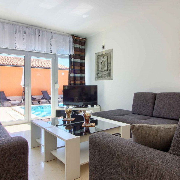 Das Wohnzimmer, Villa mit großem Pool, 500 m vom Strand entfern, Ferienhäuser zur Vermietung in Pula Pula