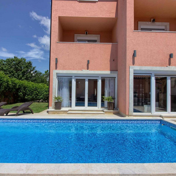 Villa mit großem Pool, 500 m vom Strand entfern, Ferienhäuser zur Vermietung in Pula Pula