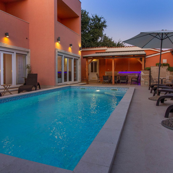 Villa mit großem Pool, 500 m vom Strand entfern, Ferienhäuser zur Vermietung in Pula Pula