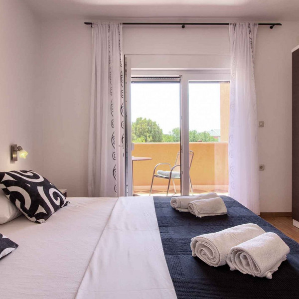 Zimmer, Villa mit großem Pool, 500 m vom Strand entfern, Ferienhäuser zur Vermietung in Pula Pula