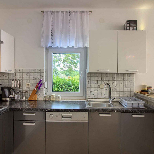 Küche, Villa mit großem Pool, 500 m vom Strand entfern, Ferienhäuser zur Vermietung in Pula Pula