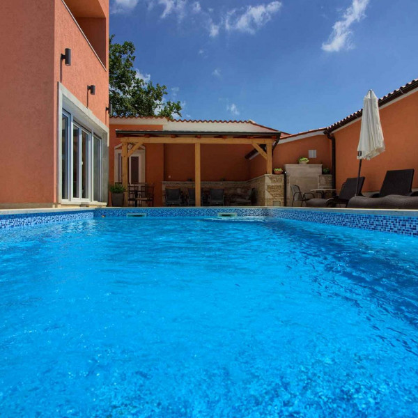 Villa mit großem Pool, 500 m vom Strand entfern, Ferienhäuser zur Vermietung in Pula Pula