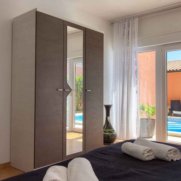 Zimmer, Villa mit großem Pool, 500 m vom Strand entfern, Ferienhäuser zur Vermietung in Pula Pula