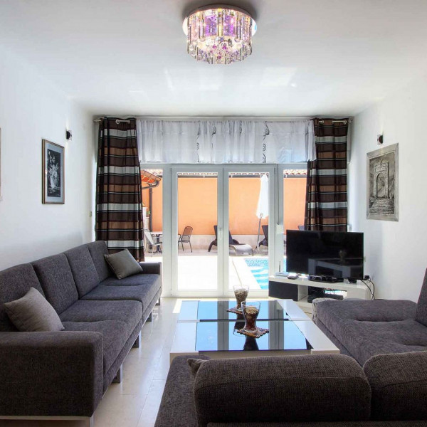 Das Wohnzimmer, Villa mit großem Pool, 500 m vom Strand entfern, Ferienhäuser zur Vermietung in Pula Pula