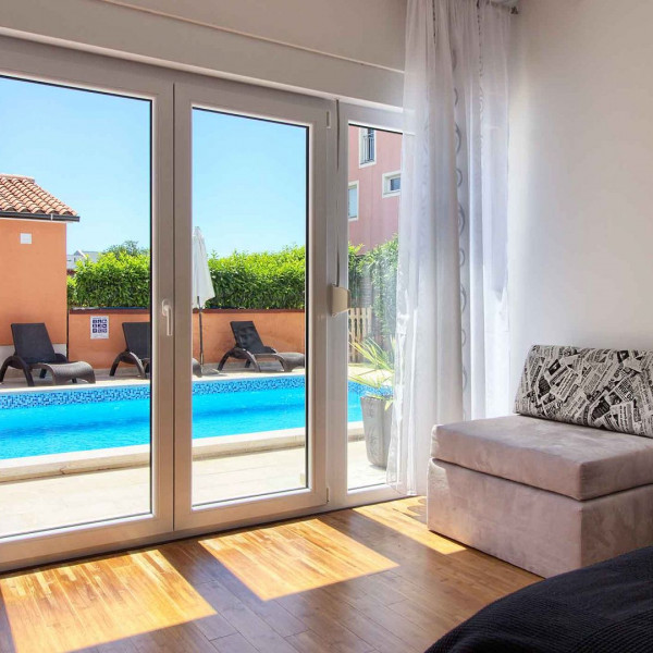 Zimmer, Villa mit großem Pool, 500 m vom Strand entfern, Ferienhäuser zur Vermietung in Pula Pula