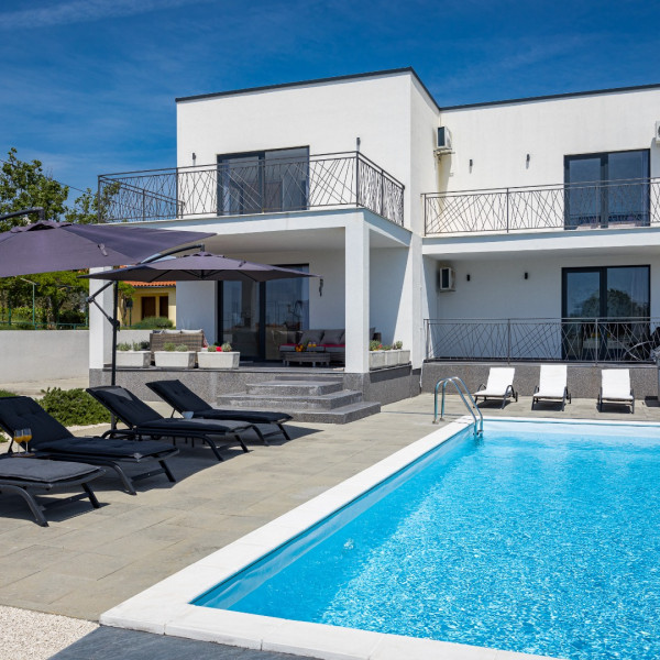 Modernes Ferienhaus mit beheiztem Pool, Case Vacanze in Affitto a Pola Pula