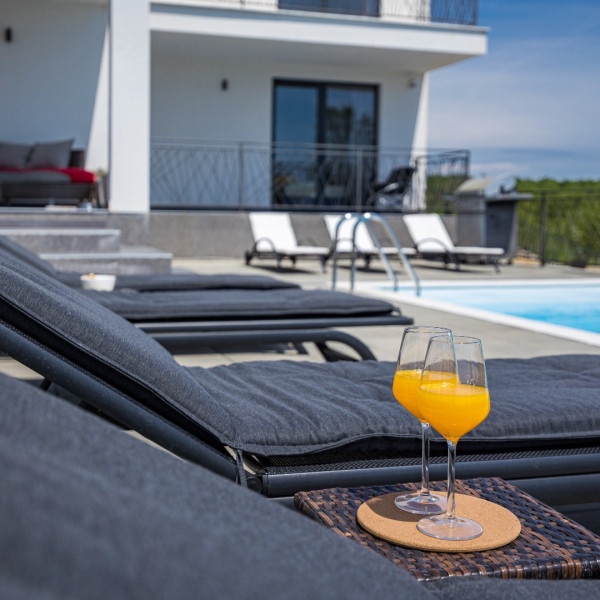 Modernes Ferienhaus mit beheiztem Pool, Case Vacanze in Affitto a Pola Pula