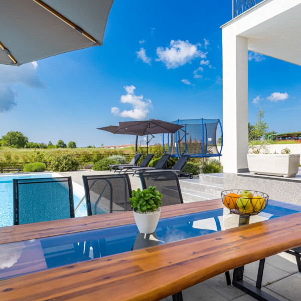 Modernes Ferienhaus mit beheiztem Pool, Najam kuća za odmor u Puli Pula