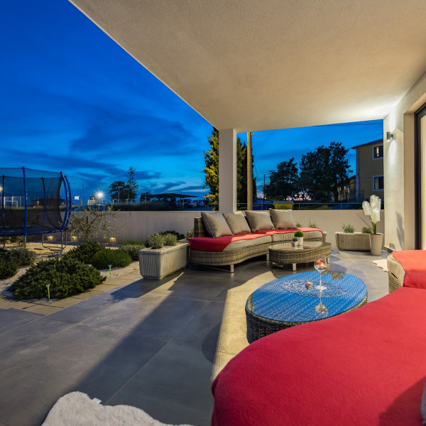 Modernes Ferienhaus mit beheiztem Pool, Case Vacanze in Affitto a Pola Pula