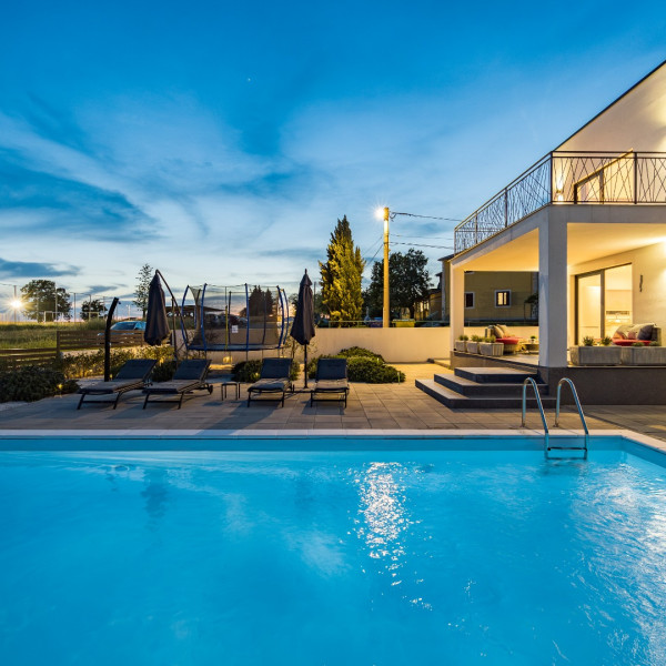 Modernes Ferienhaus mit beheiztem Pool, Case Vacanze in Affitto a Pola Pula