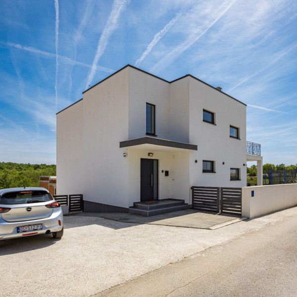 Modernes Ferienhaus mit beheiztem Pool, Case Vacanze in Affitto a Pola Pula