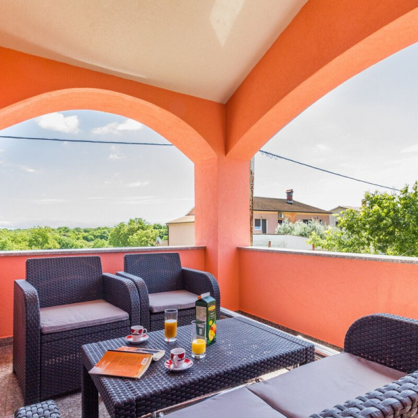 Komfortables Haus mit einer Au&szlig;enterrasse neben dem Pool, Vermietung von Ferienh&auml;usern mit Pool in Pula Pula