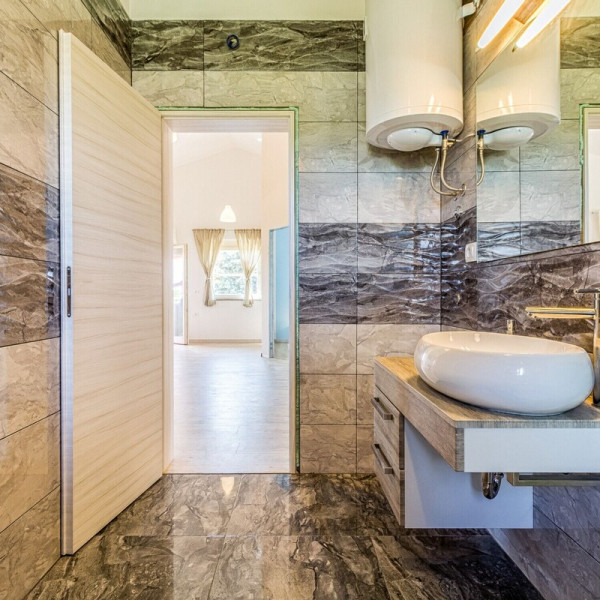 Bad, Komfortables Haus mit einer Au&szlig;enterrasse neben dem Pool, Vermietung von Ferienh&auml;usern mit Pool in Pula Pula