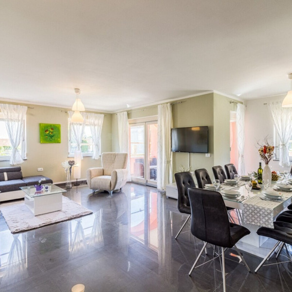 K&uuml;che, Komfortables Haus mit einer Au&szlig;enterrasse neben dem Pool, Vermietung von Ferienh&auml;usern mit Pool in Pula Pula