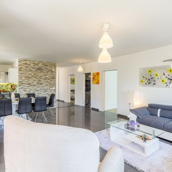 Das Wohnzimmer, Komfortables Haus mit einer Au&szlig;enterrasse neben dem Pool, Vermietung von Ferienh&auml;usern mit Pool in Pula Pula