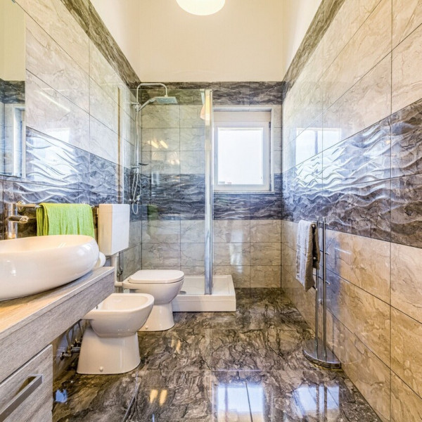 Bad, Komfortables Haus mit einer Au&szlig;enterrasse neben dem Pool, Vermietung von Ferienh&auml;usern mit Pool in Pula Pula