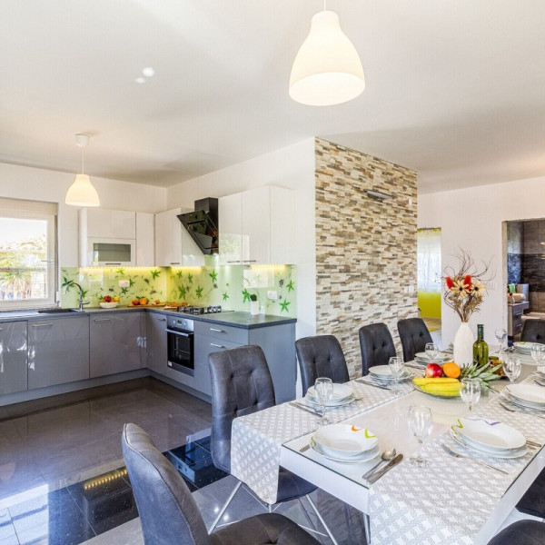 K&uuml;che, Komfortables Haus mit einer Au&szlig;enterrasse neben dem Pool, Vermietung von Ferienh&auml;usern mit Pool in Pula Pula