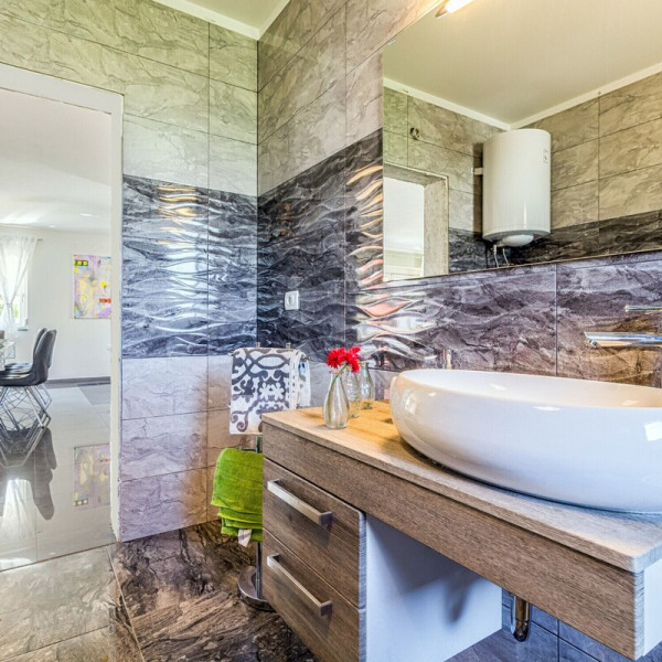 Bad, Komfortables Haus mit einer Au&szlig;enterrasse neben dem Pool, Vermietung von Ferienh&auml;usern mit Pool in Pula Pula