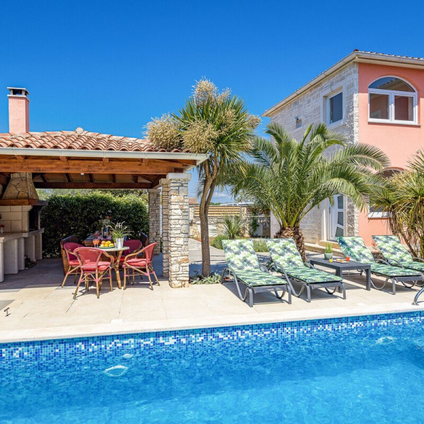 Komfortables Haus mit einer Au&szlig;enterrasse neben dem Pool, Vermietung von Ferienh&auml;usern mit Pool in Pula Pula