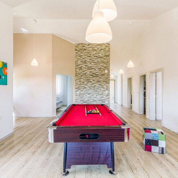 Das Wohnzimmer, Komfortables Haus mit einer Au&szlig;enterrasse neben dem Pool, Vermietung von Ferienh&auml;usern mit Pool in Pula Pula