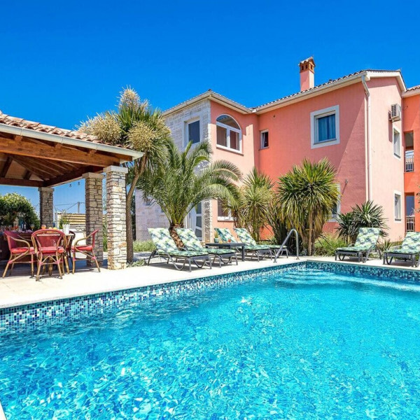 Komfortables Haus mit einer Au&szlig;enterrasse neben dem Pool, Vermietung von Ferienh&auml;usern mit Pool in Pula Pula