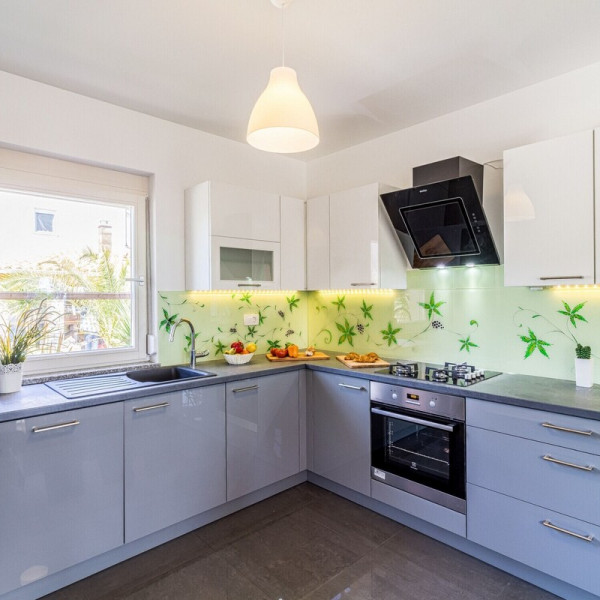 K&uuml;che, Komfortables Haus mit einer Au&szlig;enterrasse neben dem Pool, Vermietung von Ferienh&auml;usern mit Pool in Pula Pula