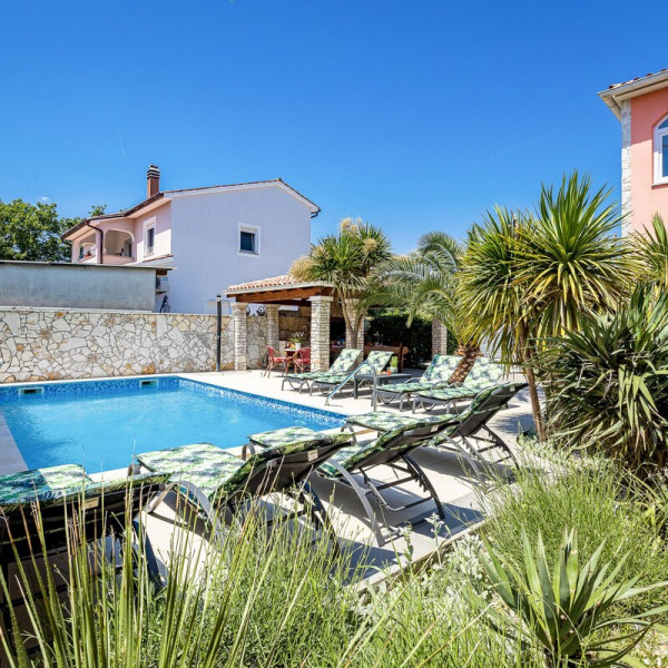 Komfortables Haus mit einer Au&szlig;enterrasse neben dem Pool, Vermietung von Ferienh&auml;usern mit Pool in Pula Pula