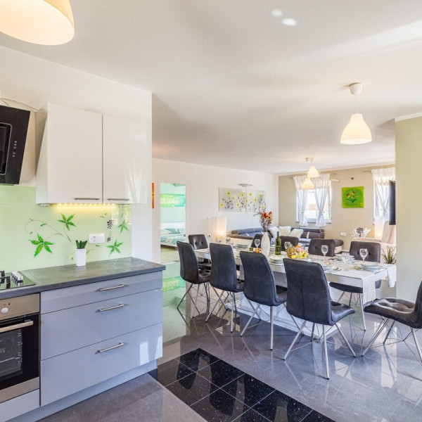 K&uuml;che, Komfortables Haus mit einer Au&szlig;enterrasse neben dem Pool, Vermietung von Ferienh&auml;usern mit Pool in Pula Pula