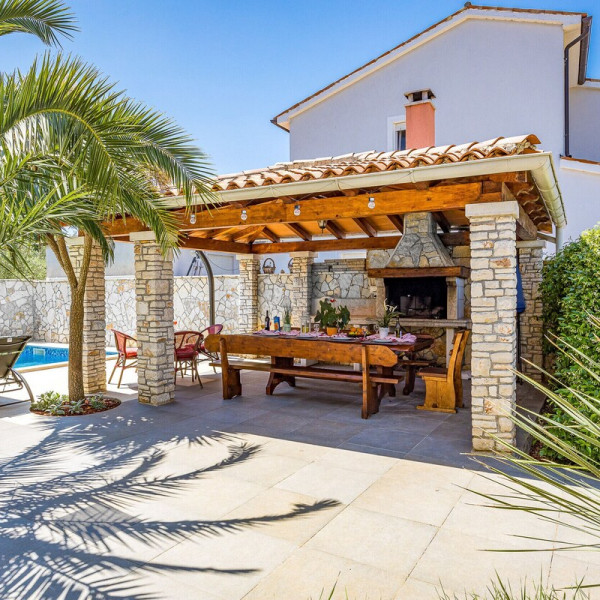 Komfortables Haus mit einer Au&szlig;enterrasse neben dem Pool, Vermietung von Ferienh&auml;usern mit Pool in Pula Pula