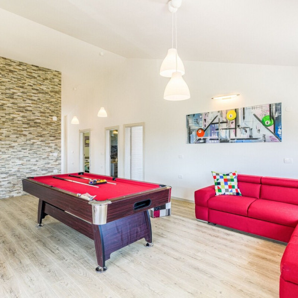 Das Wohnzimmer, Komfortables Haus mit einer Au&szlig;enterrasse neben dem Pool, Vermietung von Ferienh&auml;usern mit Pool in Pula Pula