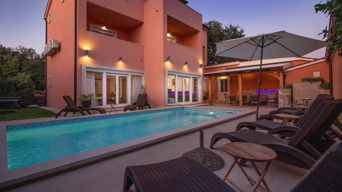 Villa mit großem Pool, 500 m vom Strand entfern, Ferienhäuser zur Vermietung in Pula Pula